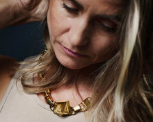 Ladda upp bild till bildgalleriet, Juno Golden Statement - halsband